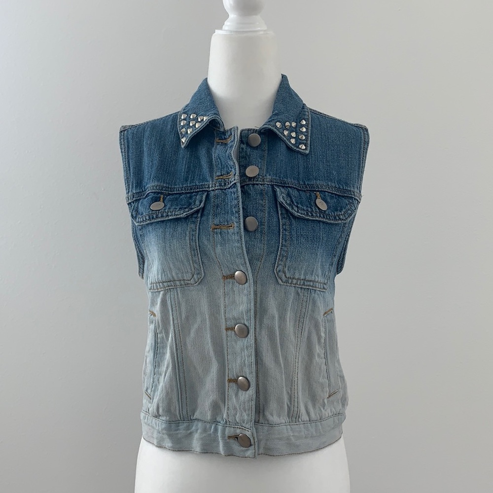 Distressed sleeveless Jean Jacket